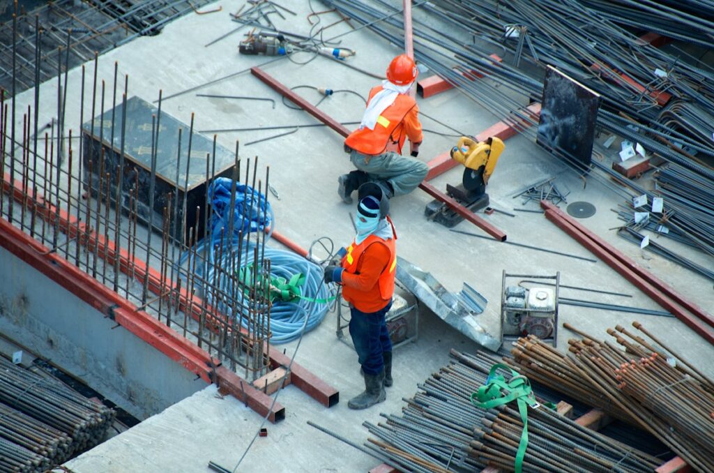 Trabalhador na obra com cimento e concreto