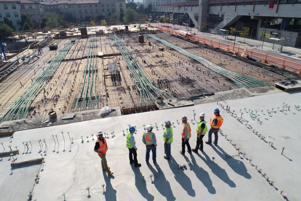 Materiais de construção organizados para cálculo de quantidade